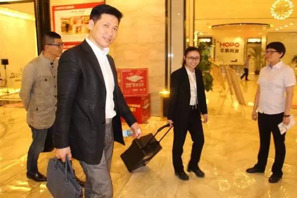 中国陶瓷新品汇评委及设计大伽莅临华鹏总部展厅参观评审
