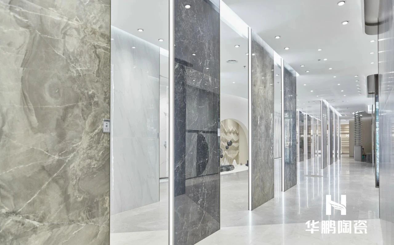 华鹏陶瓷终端门店，深圳华美居80㎡精品店，开业当天营业额达50万